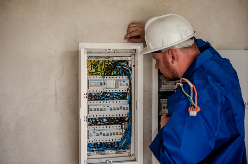 sasu-ANTIBES-min_electrician-2755683